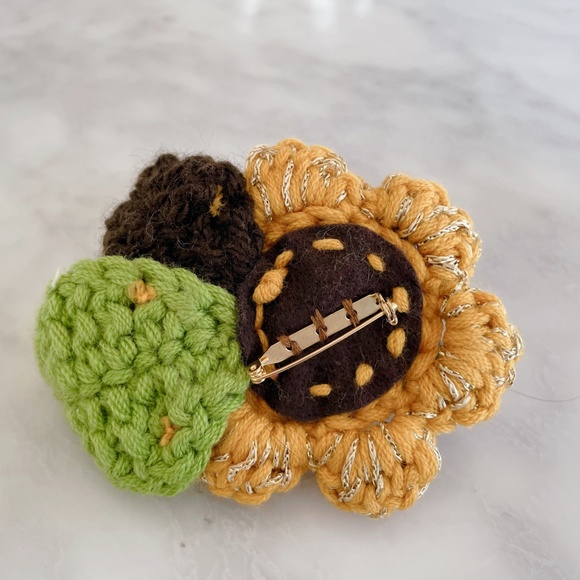 3D handmade crochet flower brooch - Picture 4 of 7